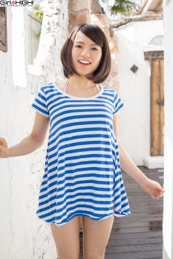 《甜蜜的游泳池畔》